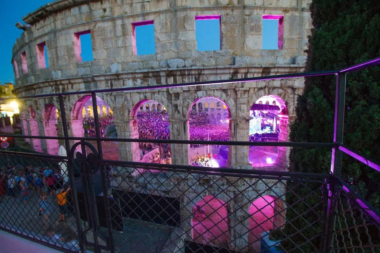 Arena & Seaview Luxurious Residence Pula
